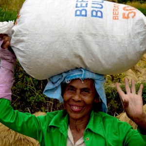 Femme pportant un lourd sac faisant signe de la main - Bali  - collection de photos clin d'oeil, catégorie portraits